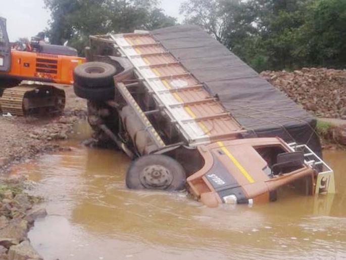 The truck overturned in the leading riverbed | करंजेतील अग्रणी नदीपात्रात ट्रक उलटला : सुदैवाने चालक बचावला The truck overturned in the leading riverbed | करंजेतील अग्रणी नदीपात्रात ट्रक उलटला : सुदैवाने चालक बचावला