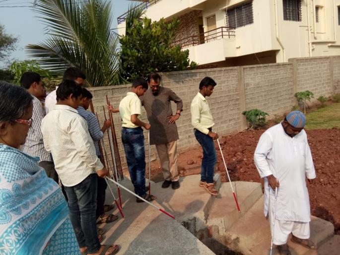 Kolhapur: A workshop in 'Shadow' came with 'White Kathi' friendship | कोल्हापूर : ‘सावली’तील कार्यशाळेने झाली ‘पांढऱ्या काठी’शी मैत्री Kolhapur: A workshop in 'Shadow' came with 'White Kathi' friendship | कोल्हापूर : ‘सावली’तील कार्यशाळेने झाली ‘पांढऱ्या काठी’शी मैत्री