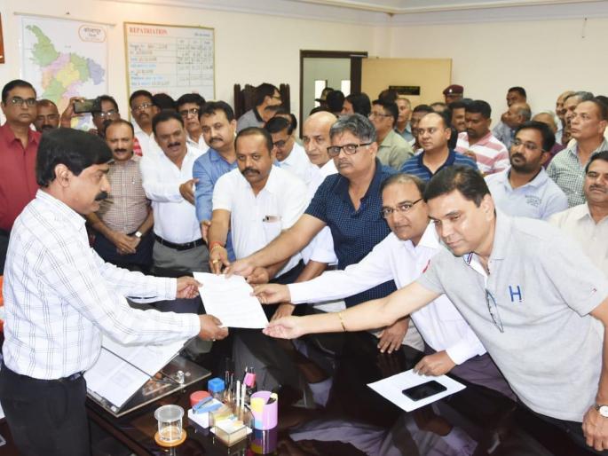 Those who call industrialists a badge, they should apologize - symbolic combustion by the entrepreneurs of Faith Pathak | उद्योजकांना बदमाश म्हणणाऱ्यांनी माफी मागावी -विश्वास पाठक यांच्या पुतळ्याचे उद्योजकांकडून प्रतिकात्मक दहन Those who call industrialists a badge, they should apologize - symbolic combustion by the entrepreneurs of Faith Pathak | उद्योजकांना बदमाश म्हणणाऱ्यांनी माफी मागावी -विश्वास पाठक यांच्या पुतळ्याचे उद्योजकांकडून प्रतिकात्मक दहन