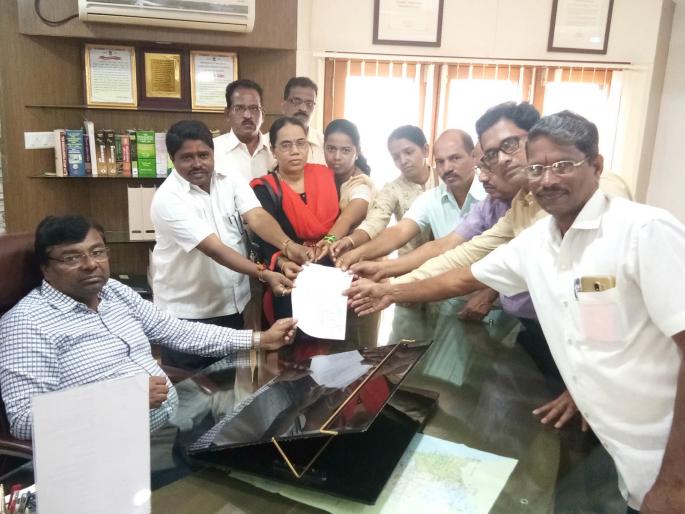 Sindhudurg: Give reservation to Kumbhar community in Nomadic tribes, request to District Collector | सिंधुदुर्ग : कुंभार समाजाला भटक्या जमातीमध्ये आरक्षण द्या, जिल्हाधिकाऱ्यांना निवेदन Sindhudurg: Give reservation to Kumbhar community in Nomadic tribes, request to District Collector | सिंधुदुर्ग : कुंभार समाजाला भटक्या जमातीमध्ये आरक्षण द्या, जिल्हाधिकाऱ्यांना निवेदन