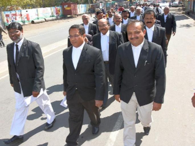 Dhule lawyer for prosecution | न्याय हक्कांसाठी धुळे वकील संघ प्रशासनाच्या दारात Dhule lawyer for prosecution | न्याय हक्कांसाठी धुळे वकील संघ प्रशासनाच्या दारात