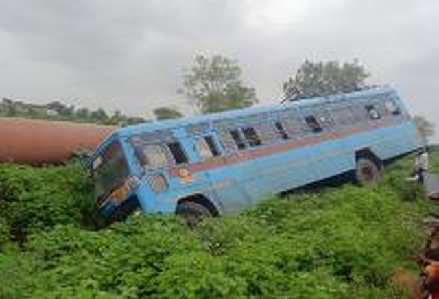 The driver felt dizzy; The bus went into the pit | चालकाला आली चक्कर; बस गेली खड्ड्यात The driver felt dizzy; The bus went into the pit | चालकाला आली चक्कर; बस गेली खड्ड्यात
