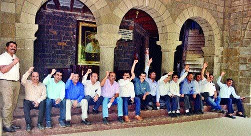 Entrepreneurs' demonstrations in the city for airline | विमानसेवेसाठी शहरात उद्योजकांची निदर्शने Entrepreneurs' demonstrations in the city for airline | विमानसेवेसाठी शहरात उद्योजकांची निदर्शने