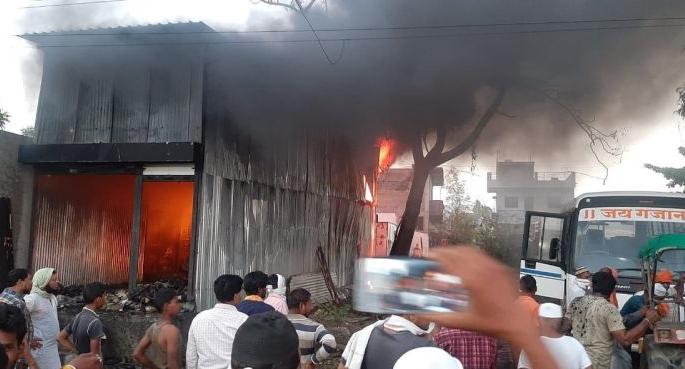 A huge fire broke out in a hardware warehouse in Patur | पातुरात हार्डवेअरच्या गोदामाला भीषण आग A huge fire broke out in a hardware warehouse in Patur | पातुरात हार्डवेअरच्या गोदामाला भीषण आग