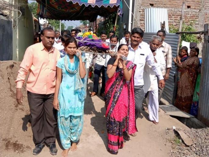 Four daughters perform mothers Funeral | आईच्या पार्थिवाला चार मुलींनी दिला चिताग्नी Four daughters perform mothers Funeral | आईच्या पार्थिवाला चार मुलींनी दिला चिताग्नी