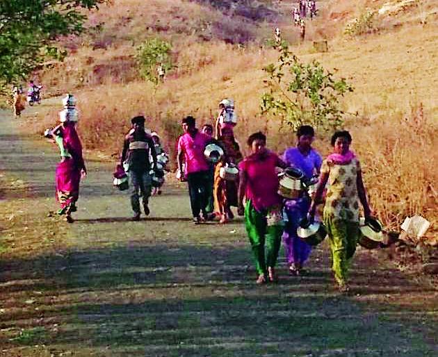 The water supply tankers were thrown out | पाणीपुरवठा करणारे टँकर पळविले The water supply tankers were thrown out | पाणीपुरवठा करणारे टँकर पळविले