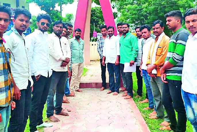 Maratha society for the reservation on the road | आरक्षणासाठी मराठा समाज रस्त्यावर