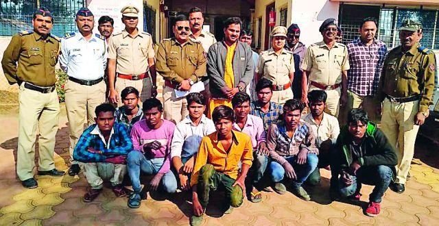 15 children from Melghat brought back from Gujarat | गुजरातमधून परत आणली मेळघाटातील १५ मुले 15 children from Melghat brought back from Gujarat | गुजरातमधून परत आणली मेळघाटातील १५ मुले