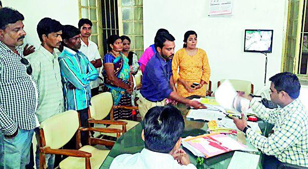 Suspend the guilty policeman | दोषी पोलिसांना निलंबित करा Suspend the guilty policeman | दोषी पोलिसांना निलंबित करा