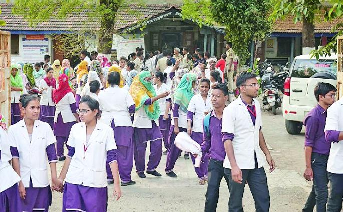 Hit the princes | प्राचार्यांना मारहाण Hit the princes | प्राचार्यांना मारहाण