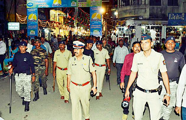 Neoclassment of trade deals for unhealthy parking | ेअस्ताव्यस्त पार्किंगसाठी व्यापाºयांची कानउघाडणी Neoclassment of trade deals for unhealthy parking | ेअस्ताव्यस्त पार्किंगसाठी व्यापाºयांची कानउघाडणी