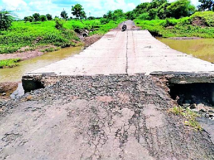 The road connecting us to the bridge was cut | काटआमला पुलाला जोडणारा रस्ता खचला The road connecting us to the bridge was cut | काटआमला पुलाला जोडणारा रस्ता खचला