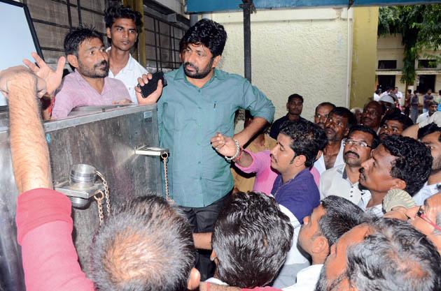 'Pahar' on Irvine's indulgence | इर्विनच्या अस्वच्छतेवर ‘प्रहार’ 'Pahar' on Irvine's indulgence | इर्विनच्या अस्वच्छतेवर ‘प्रहार’