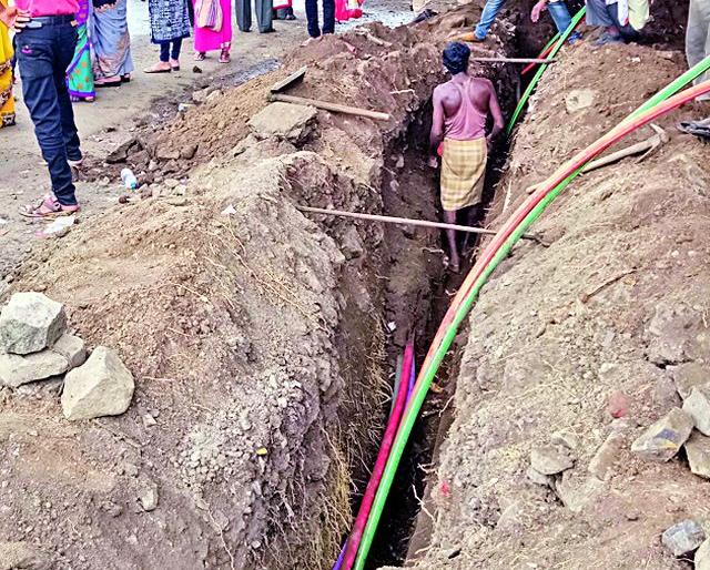 Majiprachi pipeline has been broken while installing mobile cable | मोबाईलचे केबल टाकताना मजीप्राची पाईपलाईन फोडली