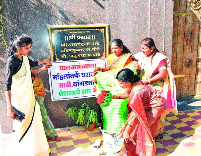 And the bisharam tree started in front of the Guardian's house | अन् बेशरमचे झाड लागले पालकमंत्र्यांच्या घरापुढे