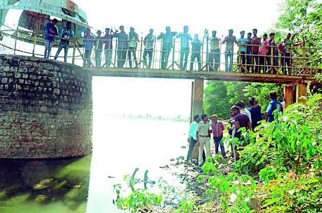 Engineer's body found in umbrella lake | इंजिनीअर तरुणाचा मृतदेह सापडला छत्री तलावात Engineer's body found in umbrella lake | इंजिनीअर तरुणाचा मृतदेह सापडला छत्री तलावात
