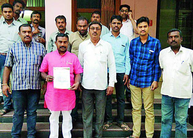 BJP's office bearers resigns against MLA's dictatorship | आमदाराच्या हुकूमशाहीविरोधात भाजप पदाधिकाऱ्यांचे राजीनामे BJP's office bearers resigns against MLA's dictatorship | आमदाराच्या हुकूमशाहीविरोधात भाजप पदाधिकाऱ्यांचे राजीनामे