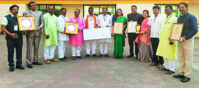 Given the Yashwant award of Zilla Parishad | जिल्हा परिषदेचा यशवंत पुरस्काराने गौरव Given the Yashwant award of Zilla Parishad | जिल्हा परिषदेचा यशवंत पुरस्काराने गौरव