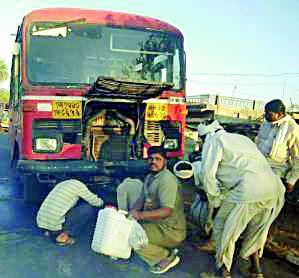 Due to the stomach, 20 passengers were saved | भरधाव बसने घेतला पेट, २० प्रवासी बचावले Due to the stomach, 20 passengers were saved | भरधाव बसने घेतला पेट, २० प्रवासी बचावले