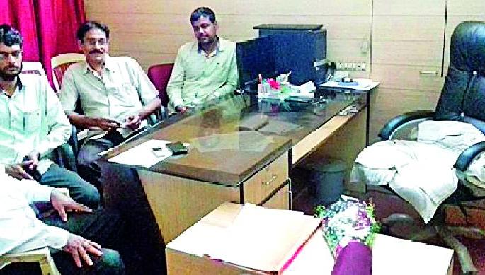 Static agitation in the district headquarters of Prahar Councilors | प्रहार नगरसेवकांचे मुख्याधिकारी कक्षात ठिय्या आंदोलन Static agitation in the district headquarters of Prahar Councilors | प्रहार नगरसेवकांचे मुख्याधिकारी कक्षात ठिय्या आंदोलन