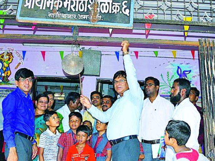 Entry in school students; Musical instruments, floral reception | विद्यार्थ्यांची शाळेत दिमाखात एंट्री; वाद्यसंगीत, पुष्पांनी स्वागत