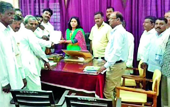 Chandur Bazar taluka hit the Congress Tehsil | चांदूर बाजार तालुका काँग्रेसची तहसीलवर धडक Chandur Bazar taluka hit the Congress Tehsil | चांदूर बाजार तालुका काँग्रेसची तहसीलवर धडक