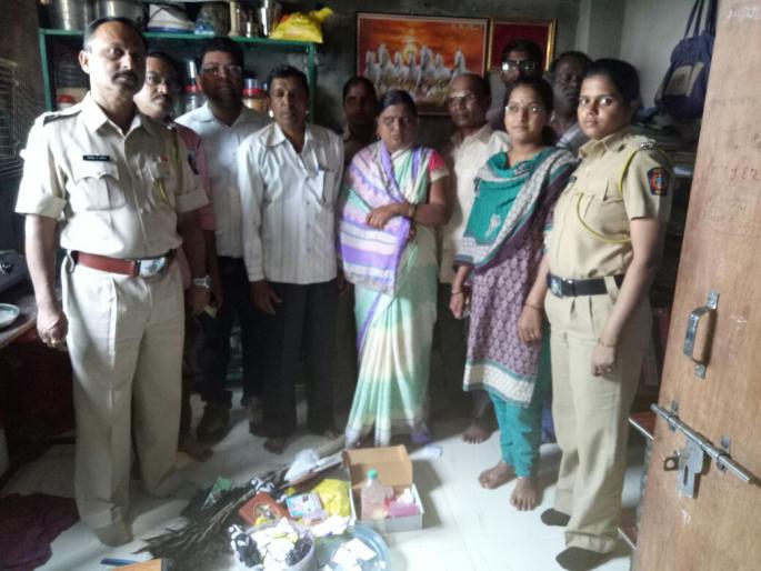 Anis's initiative led to the destruction of two women with a bearded lady | अंनिसच्या पुढाकाराने आष्ट्यात भोंदू महिलेसह दोघांचा भांडाफोड Anis's initiative led to the destruction of two women with a bearded lady | अंनिसच्या पुढाकाराने आष्ट्यात भोंदू महिलेसह दोघांचा भांडाफोड