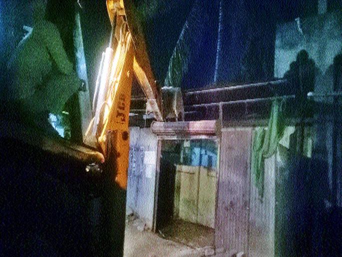 Flood Damage: Hammer on the Handicrafts of Yield | जमीनदोस्त : येवल्यात अतिक्र मणधारकांची धांदल अतिक्र मणांवर हातोडा Flood Damage: Hammer on the Handicrafts of Yield | जमीनदोस्त : येवल्यात अतिक्र मणधारकांची धांदल अतिक्र मणांवर हातोडा