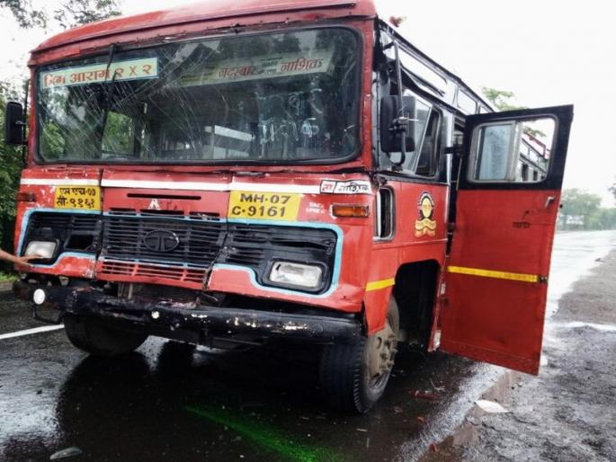 15 injured in bus-truck crash | बस-ट्रकच्या अपघातात १५ जखमी 15 injured in bus-truck crash | बस-ट्रकच्या अपघातात १५ जखमी