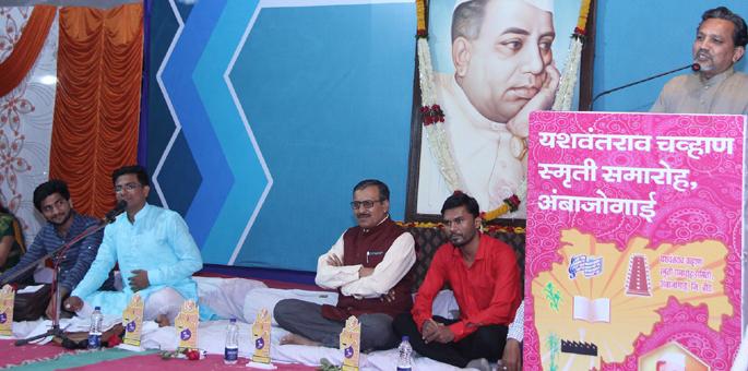 The poems depicting reality | वास्तवाचे चित्रण करणाऱ्या कवींना रसिकांची दाद