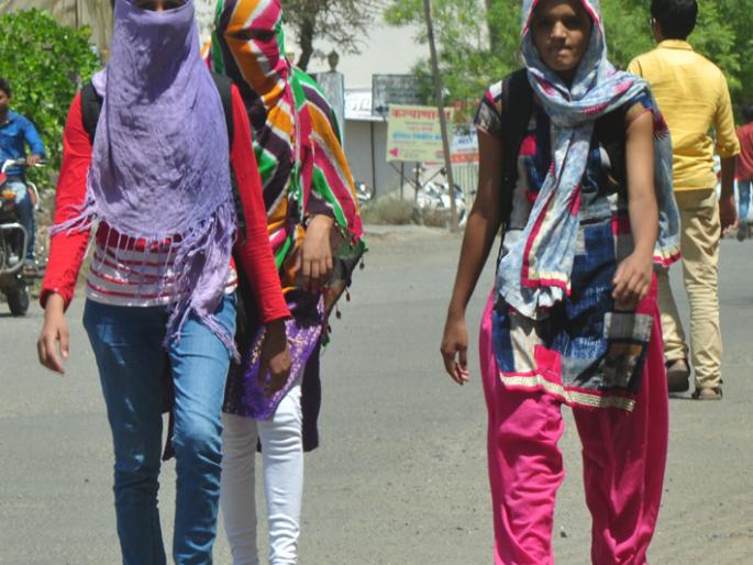 Beed rises; Shukkukkat in the streets | बीडमध्ये पारा चढला; रस्त्यांवर शुकशुकाट Beed rises; Shukkukkat in the streets | बीडमध्ये पारा चढला; रस्त्यांवर शुकशुकाट