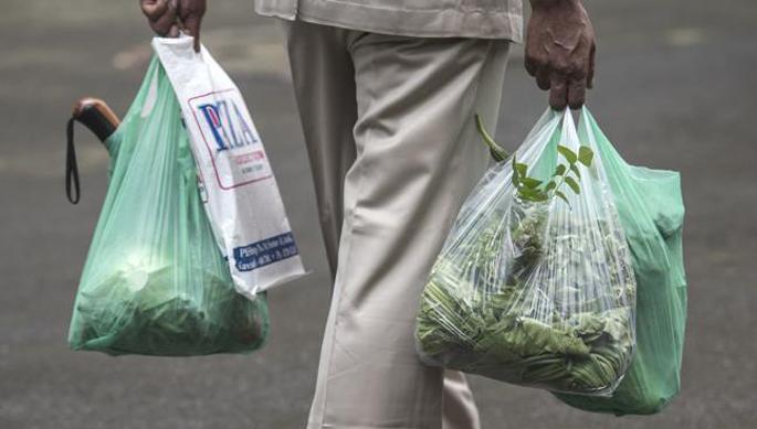 Plastic will be banned; Except for Beed, other municipal corporations, Nagar Panchayat | प्लास्टिक बंदीला ठेंगा; बीड वगळता इतर पालिका, नगर पंचायतकडून कारवाईस आखडता हात Plastic will be banned; Except for Beed, other municipal corporations, Nagar Panchayat | प्लास्टिक बंदीला ठेंगा; बीड वगळता इतर पालिका, नगर पंचायतकडून कारवाईस आखडता हात