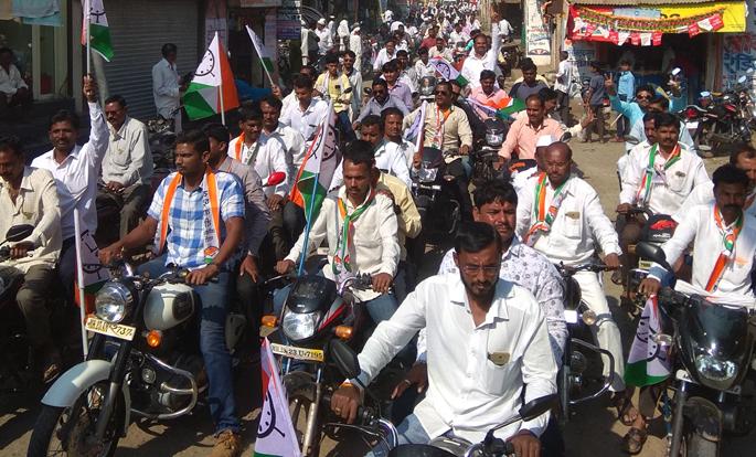 Ashti tahsilwar attack bomb attack | आष्टी तहसीलवर हल्लाबोल मोर्चा