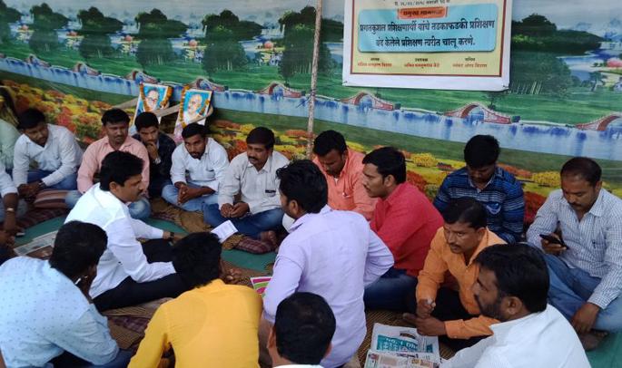 Fertility fasting of the Projected Action Committee | प्रकल्पग्रस्त कृती समितीचे परळीत उपोषण