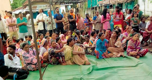 Stalking Front at Khutasawari Gram Panchayat | खुटसावरी ग्रामपंचायतवर धडक मोर्चा