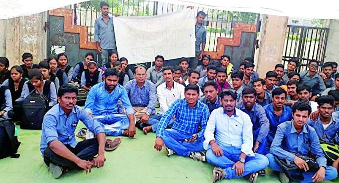 The locals lock the training institute | प्रशिक्षणार्थ्यांनी ठोकले प्रशिक्षण संस्थेला कुलूप The locals lock the training institute | प्रशिक्षणार्थ्यांनी ठोकले प्रशिक्षण संस्थेला कुलूप