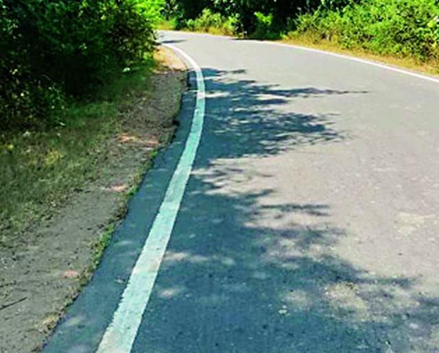Rajpur-Nakadongri road after the accident was 'like' | अपघातानंतरही राजापूर-नाकाडोंगरी रस्ता ‘जैसे थे’