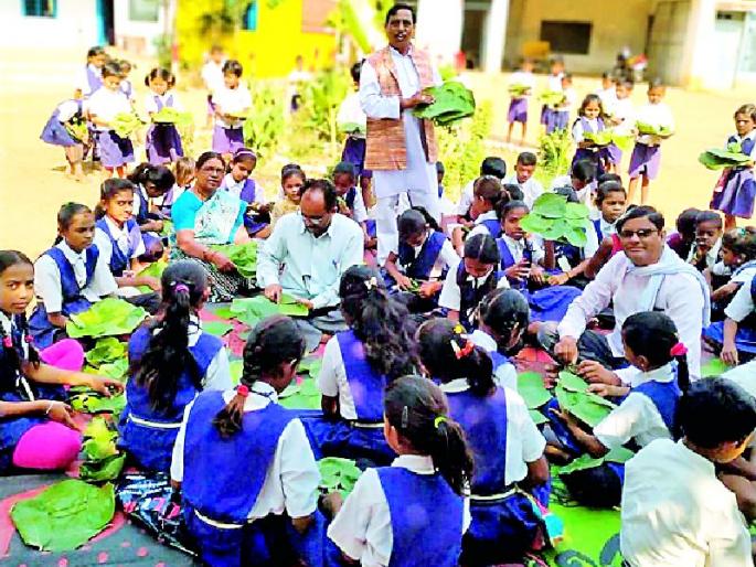 Self-employed lessons in students' hallowed rooms | विद्यादानाच्या पवित्र मंदिरात विद्यार्थ्यांना स्वयंरोजगाराचे धडे