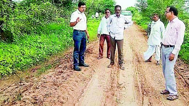 Corunal-Bela waiting for the approved road construction | कोरंभी-बेला मंजूर रस्ता बांधकामाच्या प्रतीक्षेत
