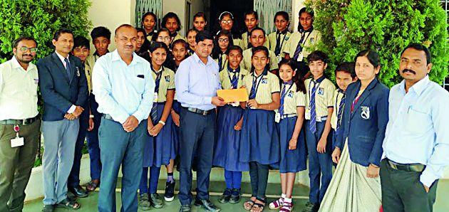 The money given by the sparrows for cancer affected students | कर्करोगग्रस्त विद्यार्थिनीसाठी चिमुकल्यांनी दिले खाऊचे पैसे The money given by the sparrows for cancer affected students | कर्करोगग्रस्त विद्यार्थिनीसाठी चिमुकल्यांनी दिले खाऊचे पैसे