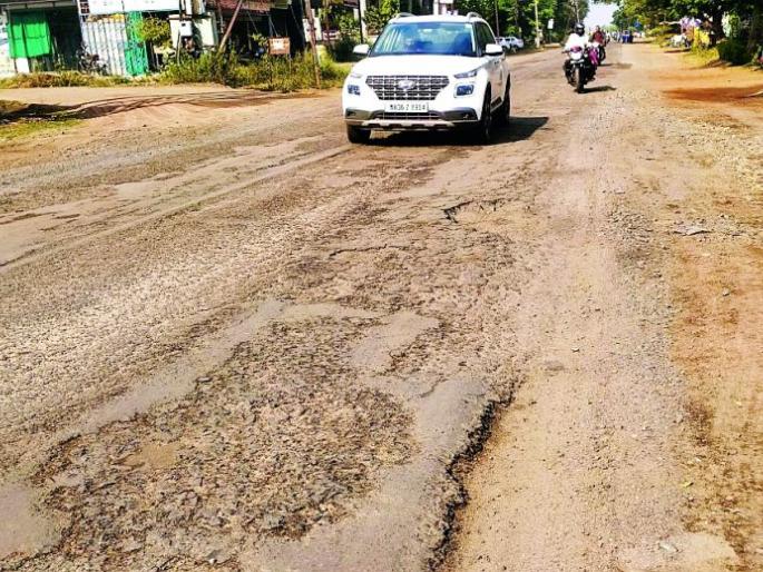The 30 km road from Bhandara to Tumsar takes about 50 minutes | भंडारा ते तुमसर ३० किलोमीटरच्या रस्त्यासाठी लागतो वाहन चालकांना तब्बल ५० मिनीटांचा कालावधी The 30 km road from Bhandara to Tumsar takes about 50 minutes | भंडारा ते तुमसर ३० किलोमीटरच्या रस्त्यासाठी लागतो वाहन चालकांना तब्बल ५० मिनीटांचा कालावधी