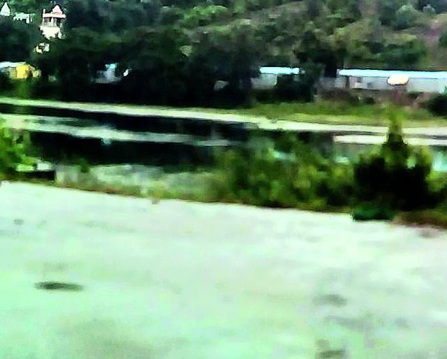 Carnage damaged tourist places | देखणी पर्यटनस्थळे शापित Carnage damaged tourist places | देखणी पर्यटनस्थळे शापित