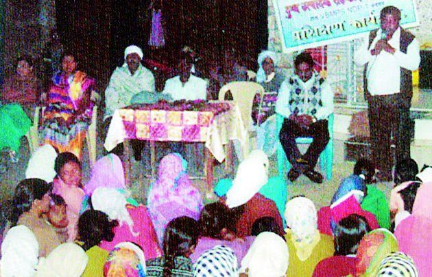 Milk growers should make progress through livestock diet | दुग्ध उत्पादकांनी पशुसंतुलित आहारातून प्रगती साधावी Milk growers should make progress through livestock diet | दुग्ध उत्पादकांनी पशुसंतुलित आहारातून प्रगती साधावी