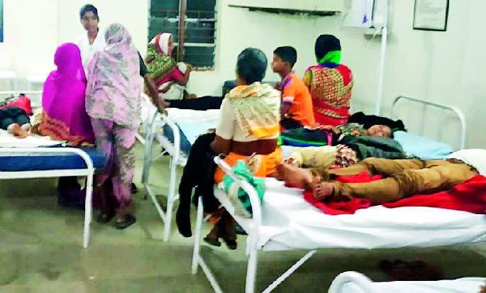 Food poisoning in Jharp | झरप येथे अन्नातून ७० जणांना विषबाधा Food poisoning in Jharp | झरप येथे अन्नातून ७० जणांना विषबाधा