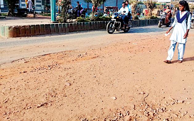 Muruma coating on the road to the tar | डांबरी रस्त्यांना मुरुमाचा लेप Muruma coating on the road to the tar | डांबरी रस्त्यांना मुरुमाचा लेप