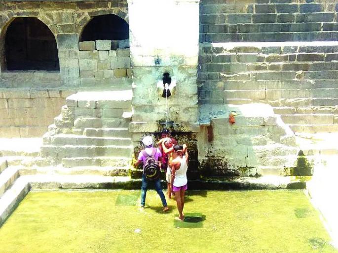 Lonar Water source in the Gomukh to be dried | धारातिर्थाच्या गोमुखातील धार आटण्याच्या मार्गावर Lonar Water source in the Gomukh to be dried | धारातिर्थाच्या गोमुखातील धार आटण्याच्या मार्गावर