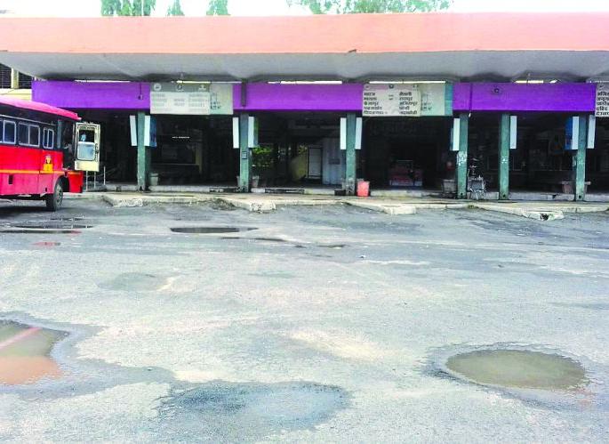 Strict curfew hits ST Corporation! |  कडक संचारबंदीचा एसटी महामंडळाला फटका! Strict curfew hits ST Corporation! |  कडक संचारबंदीचा एसटी महामंडळाला फटका!