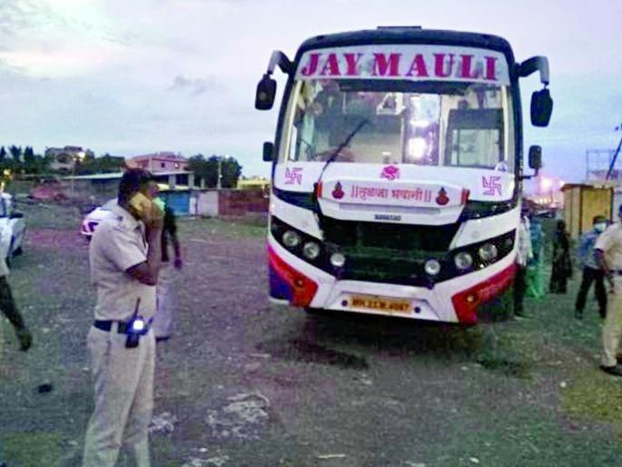 Three private buses enter Buldana from Gujarat | गुजरातमधून बुलडाण्यात दाखल होतात खासगी तीन बसेस Three private buses enter Buldana from Gujarat | गुजरातमधून बुलडाण्यात दाखल होतात खासगी तीन बसेस
