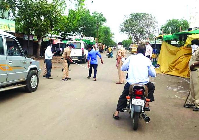 Buldana: Forget about curfue; people wandering in city | बुलडाणा : संचारबंदीचा विसर; वर्दळ सुरूच!