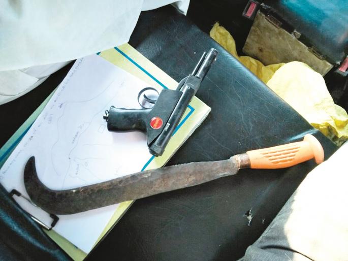 Villagers caught four suspected thieves in Sangamner taluka | संगमनेर तालुक्यात चार संशयित चोरट्यांना ग्रामस्थांनी पकडले Villagers caught four suspected thieves in Sangamner taluka | संगमनेर तालुक्यात चार संशयित चोरट्यांना ग्रामस्थांनी पकडले